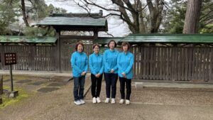 鮮やかなスタッフユニフォーム